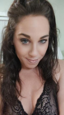 its WET 💦 pussy wedneday.... how wet can you make me daddy