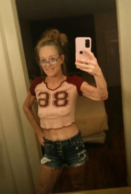 Hot and horny MILF staying @ Ft Lauderdale Beach Resort and Suites on A1A.