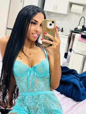 Latina sexy lista para cumplir tus sueños