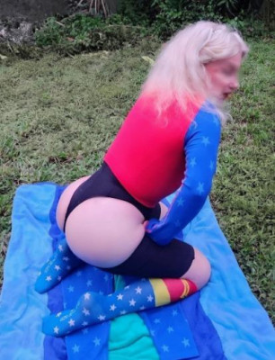 A Wonder(full) Woman & a Supergirl